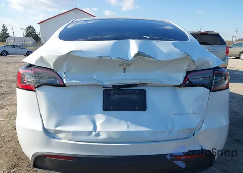 2024 Tesla Model Y Long Range Dual Motor All-Wheel Drive z USA, uszkodzony, nr VIN 7SAYGDEE2RA323152